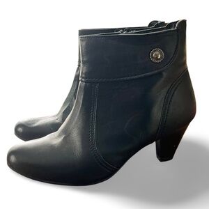 Vintage 90s Black Leather Ankle Boots • Classic Kitten Heel • Size 8